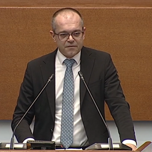 Преходът към еврото върви по-добре от очакваното, каза председателят на КЗП Александър Колячев пред народните представители