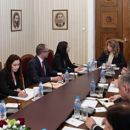 Президентът Йотова обсъди с НАП и КЗП контрола върху ръста на цените предвид Великденските празници