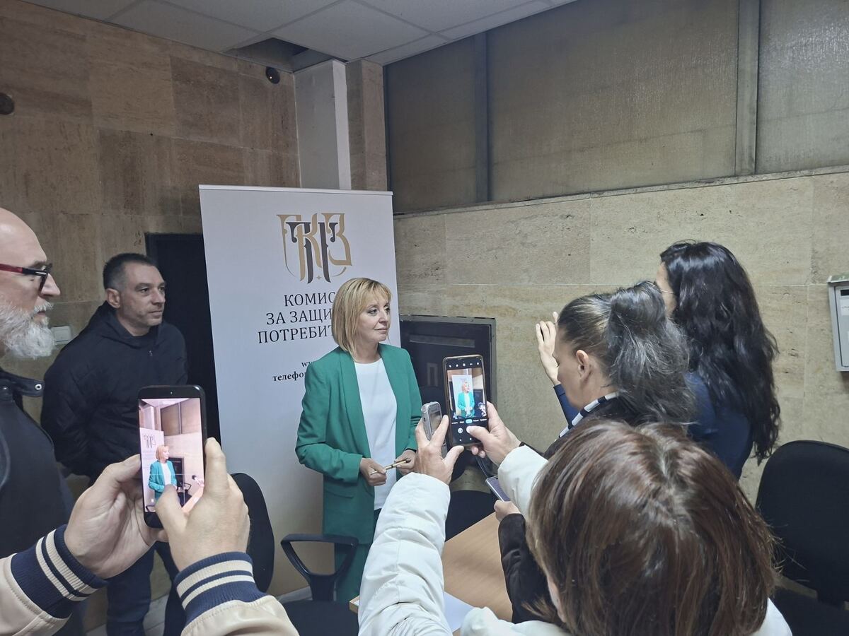 Приемната на Мая Манолова в Благоевград: жалби срещу мобилни оператори, туроператори, ВиК-услуги, високи цени и такси, фалшиви томболи и измамни схеми