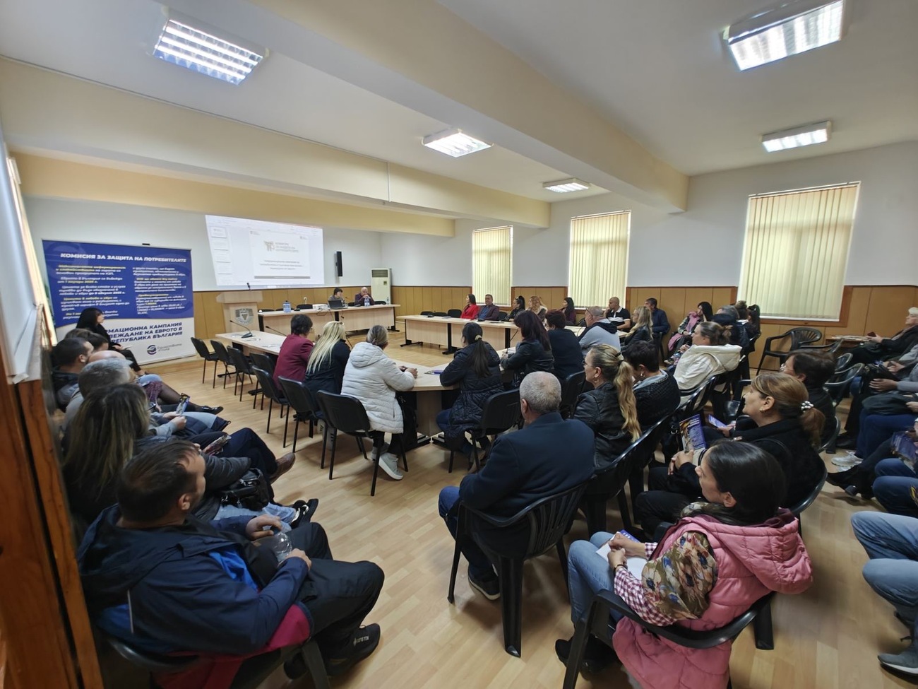 Хиляди хора се срещнаха с експертите от КЗП на разяснителните срещи в страната по повод въвеждането на еврото